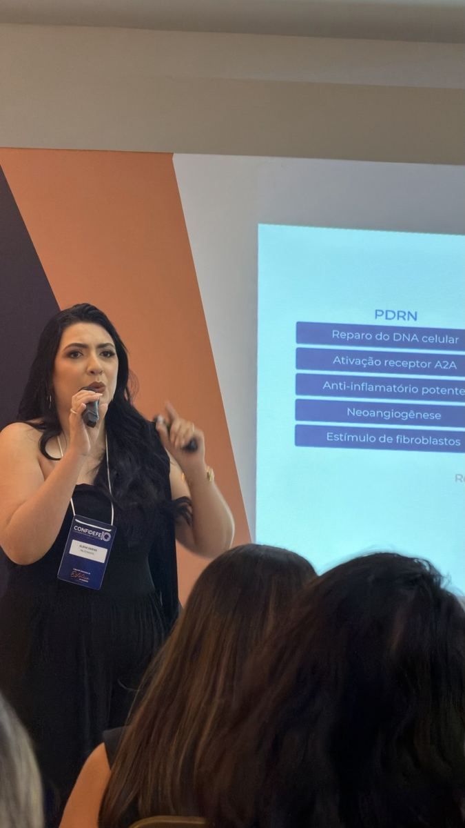 Alana Karine palestrando diante de um telão