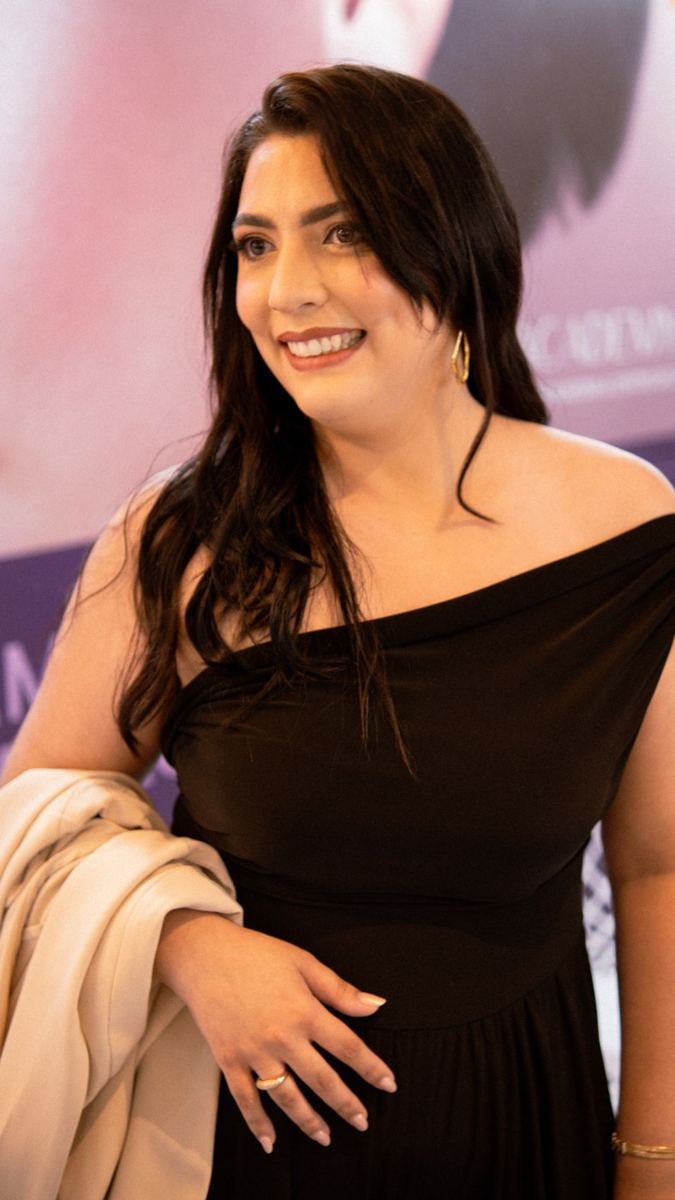 Alana Karine olhando para o lado, sorrindo